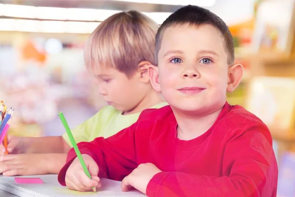 Retrato Una Colegiala Encantadora Lugar Trabajo Mirando Cámara Con Sus — Foto de Stock