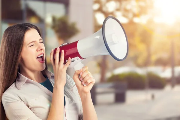 Actief Persoon Schreeuwt Schreeuwt Een Megafoon — Stockfoto