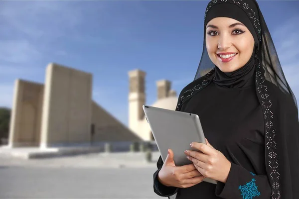 Довольно Современная Арабская Женщина Планшетным Компьютером Изолированы Белом — стоковое фото