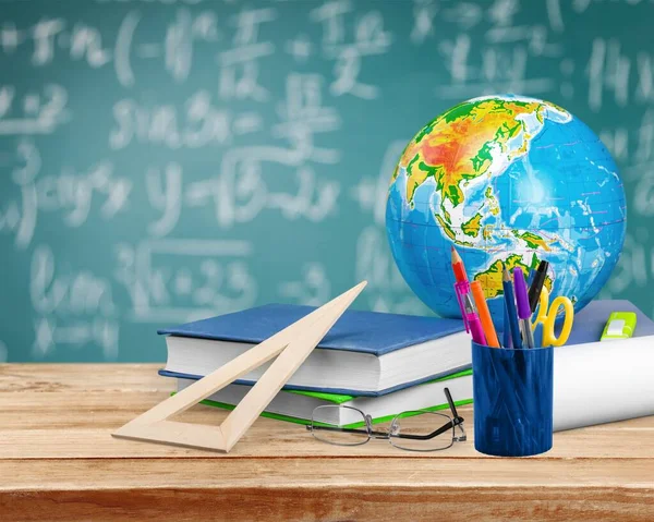 Renkli okul kırtasiyesi kompozisyonu, okula geri dönüş.