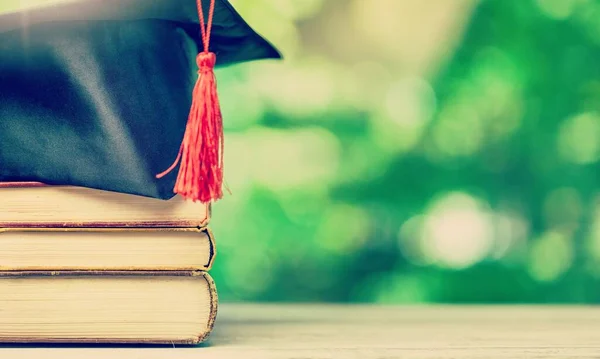 Sombrero Graduación Pila Libros Diploma — Foto de Stock