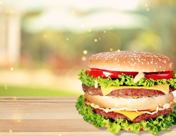 Leckere Große Cheeseburger Mit Käse Salattomaten Und Zwiebeln — Stockfoto