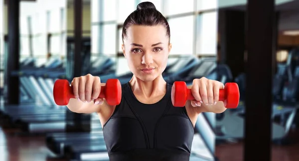 Mujeres Mano Sosteniendo Una Mancuerna Fondo Del Gimnasio —  Fotos de Stock