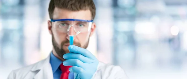 Pesquisador Homem Cientista Usando Microscópio Laboratório — Fotografia de Stock