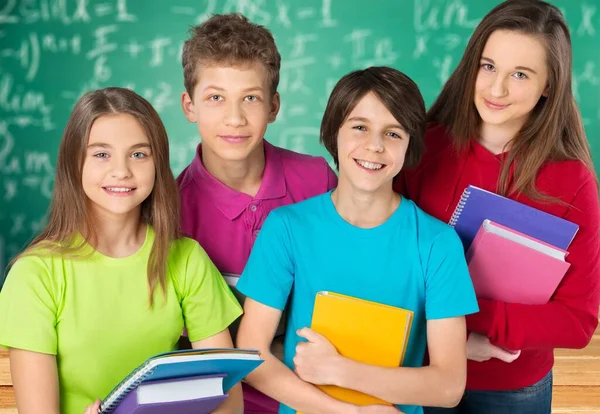 Gruppe Glücklicher Teenie Schulkinder Mit Buch Isoliert — Stockfoto