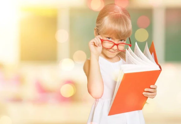 Eğitim Okul Konsepti Sınıfta Kitabı Olan Küçük Bir Kız Öğrenci — Stok fotoğraf