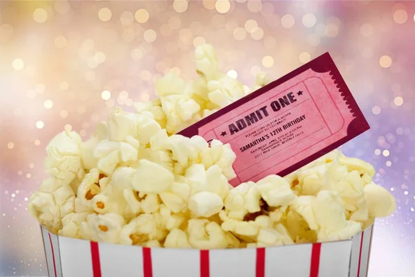 Pieczony Popcorn Biletem Filmowym — Zdjęcie stockowe