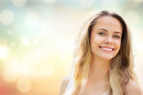 Schöne Frau Mit Einem Weißen Perfekten Lächeln Image — Stockfoto