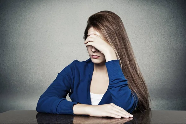 Kara Arka Planda Ağlayan Depresyon Umutsuzluk Içindeki Üzgün Kadın — Stok fotoğraf