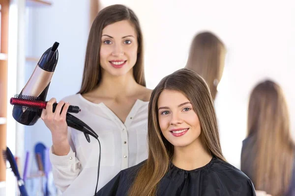 Femme Heureuse Salon Beauté Faire Couper Les Cheveux — Photo