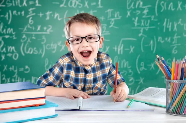 Vicces Boldog Gyerek Iskolás Fiú Diák Iskoláról Tábla — Stock Fotó