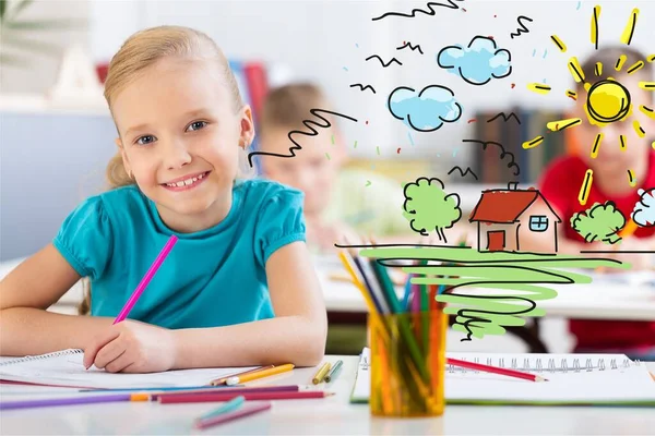 Okulda Resim Dersi Alan Küçük Bir Kız Arka Planda Bulanık — Stok fotoğraf