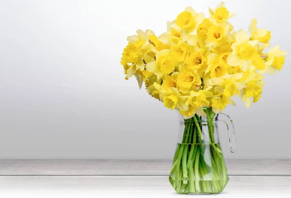 Krásná Kytice Jarně Žlutých Narcisů Květinami Váze Květinové Složení Nebo — Stock fotografie