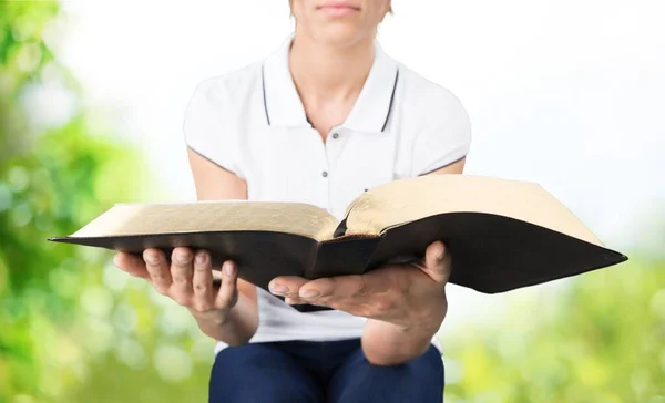 Primo Piano Una Giovane Donna Che Legge Una Grande Bibbia — Foto Stock