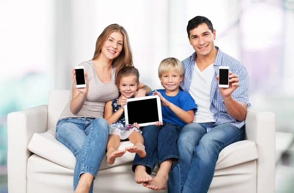 Família Criança Tecnologia Conceito Casa Pais Sorridentes Menina Com Smartphones — Fotografia de Stock