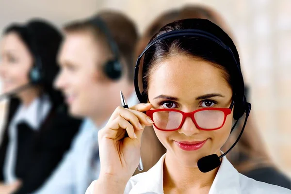 Visão Perto Rosto Jovem Com Fones Ouvido Call Center Conceito — Fotografia de Stock