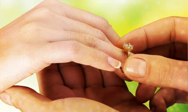 Hombre Dando Anillo Compromiso Novia — Foto de Stock