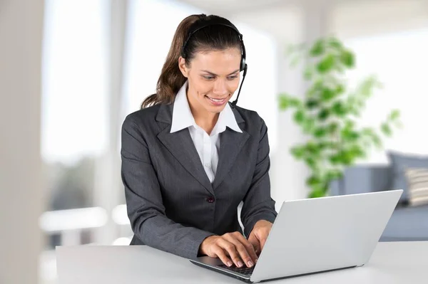 Gericht Meisje Dragen Headset Schrijven Notities Notebook — Stockfoto