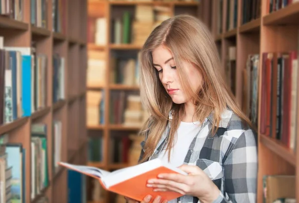 Kütüphanede Kitap Okuyan Bir Kız Öğrenci — Stok fotoğraf