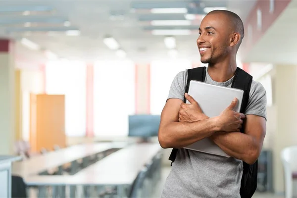 Étudiant Mâle Avec Ordinateur Portable Souriant Caméra — Photo