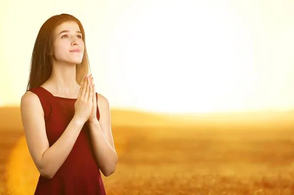 Lány Boldog Pózol Imádkozik Szabadban — Stock Fotó