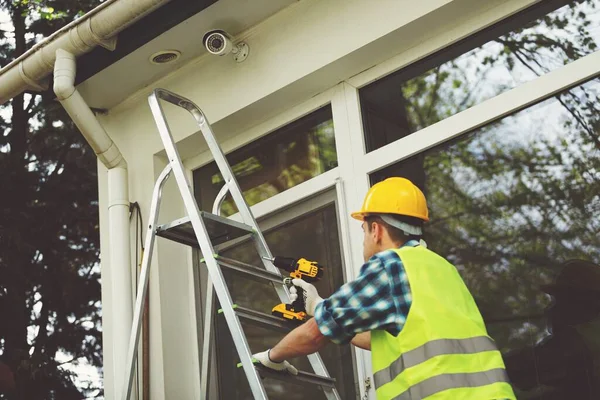 Travailleur Installer Une Caméra Sur Extérieur Cctv Installation Wizard Concept — Photo