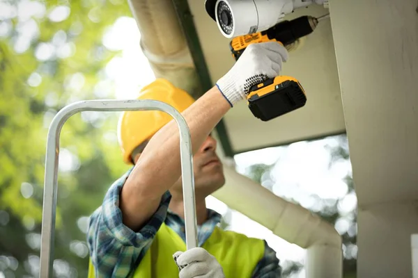 Trabalhador Instalar Câmera Livre Cctv Instalação Conceito Assistente Serviço Para — Fotografia de Stock