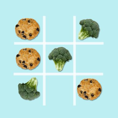 Brokolili ve çikolatalı kurabiyeli bir masa oyunu.,