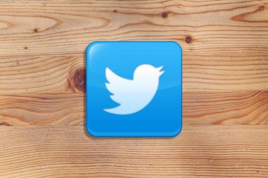 Tahta zemin üzerine kuş yerleştirilmiş Twitter uygulaması mavi logosu
