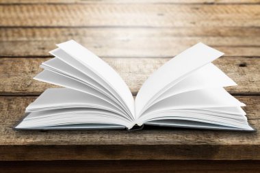 Çalışma kitabını masanın üstünde aç.