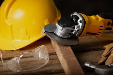 İnşaat marangozluğu aletleri elektrik kablolu testere