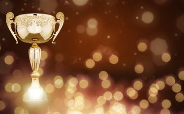 Ahşap masanın üzerinde güzel altın bir kupa ve soyut parlak ışıklarla karanlık bir zemin.