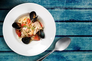 Klasik deniz ürünleri geleneksel yemek karides, midye, midye,