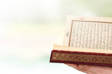 İnsan Tutma ve Kur 'an okuma. İslam Arapça kavramı