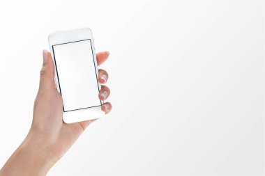 Boş ekranlı akıllı telefonu tutan. Cep telefonu aygıtı kavramı.
