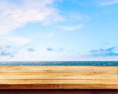 Gösterim için deniz zeminindeki ahşap masa