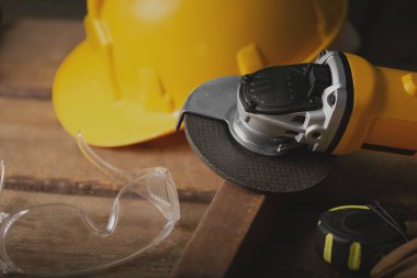 İnşaat marangozluğu aletleri elektrik kablolu testere