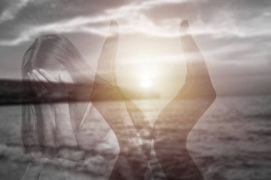 Üzgün kadın gökyüzü arka planında Tanrı 'dan yardım diliyor..