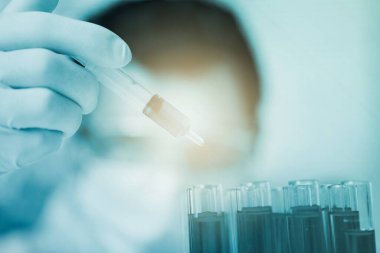 Bilim insanları tıp bilimi laboratuvarında virüslere karşı aşıları araştırıyorlar..