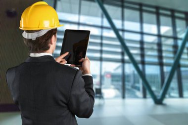 Tableti tutarken işçi teftişi. Müfettişler tablet kullanıyorlar..