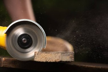 Marangozluk atölyesinde marangoz olarak çalışan bir marangoz. Genç iş adamı bir kereste parçası yapıyor.