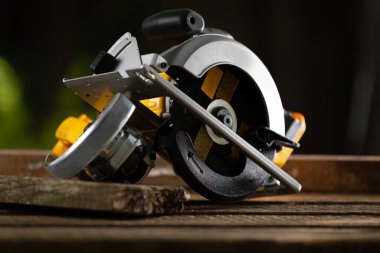 Marangozluk atölyesindeki çalışma masasında elektrikli testere.