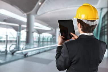 Tableti tutarken işçi teftişi. Müfettişler tablet kullanıyorlar..