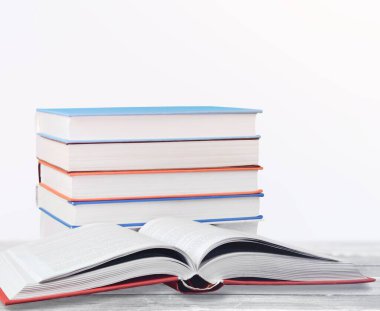 Çalışma kırmızı kitabını masanın üzerinde aç