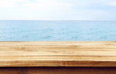 Gösterim için deniz zeminindeki ahşap masa