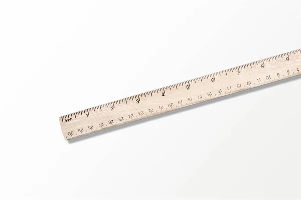 经典的学校办公室木制尺子 测量学校用具 — 图库照片