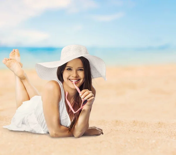 Estilo Vida Freelance Mujeres Relajarse Playa Concepto Negocios Verano —  Fotos de Stock