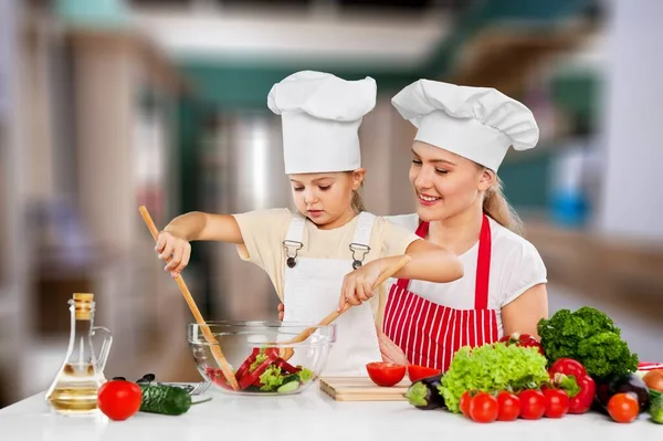 Alegre Mãe Feliz Ensinando Filha Como Preparar Salada — Fotografia de Stock