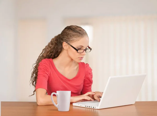 Kluge Studentin Schreibt Informative Notizen Sitzen Mit Modernem Laptop — Stockfoto