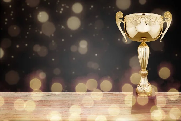 Bonito Troféu Ouro Sobre Mesa Madeira Fundo Escuro Com Luzes — Fotografia de Stock